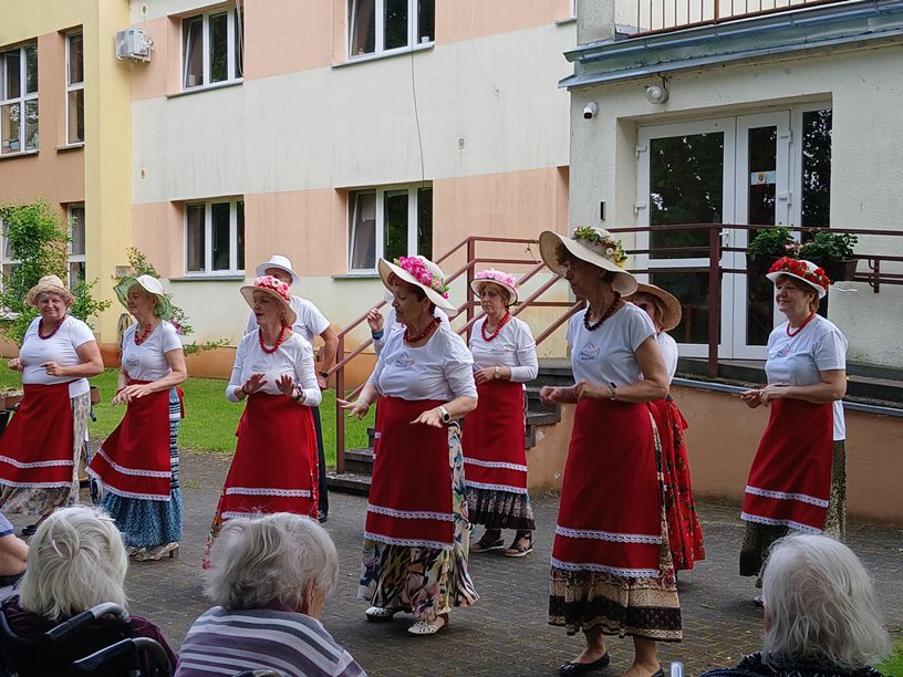 Przed budynkiem z bliska1